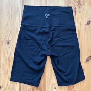 Aritzia Tna TnAction 9” Bike Shorts